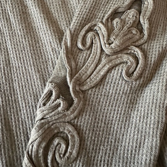 Guess Long Sleeve Waffle Hensley Thermal Front & Back V-Neckline (Small - NWT) - Picture 8 of 10